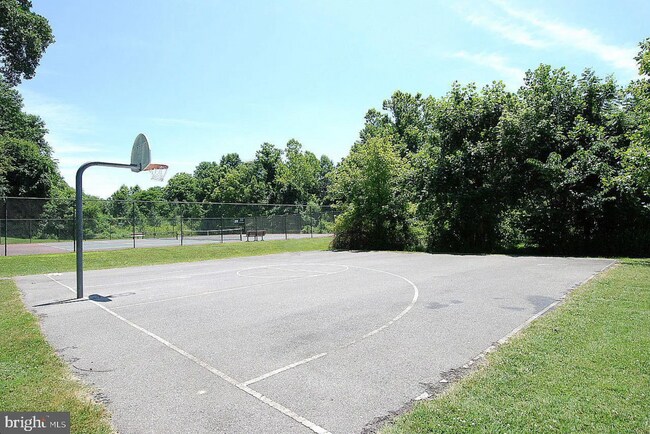 Building Photo - 913 Hillside Lake Terrace