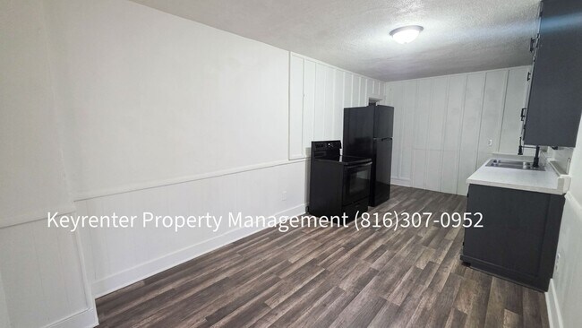 Building Photo - 1512 W College St