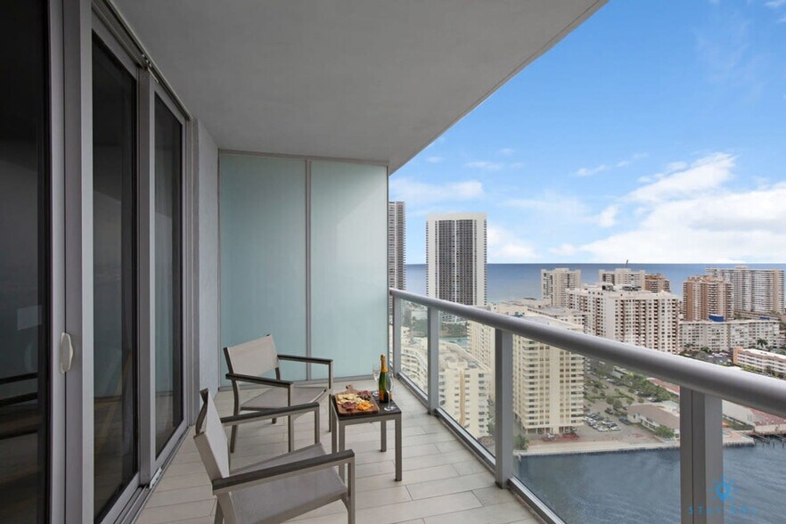 Building Photo - 2602 E Hallandale Beach Blvd