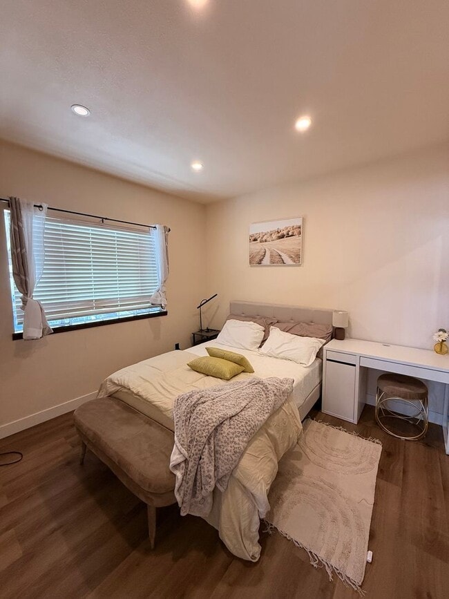Building Photo - Charming furnished 1BR/1BA Room in Oakland.