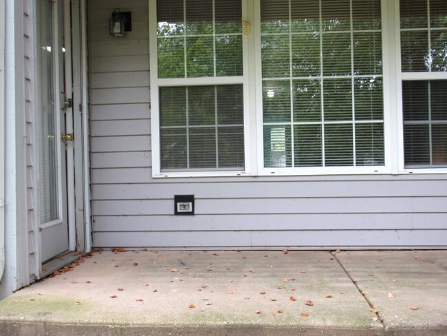 Building Photo - 1202 N Red Oak Cir
