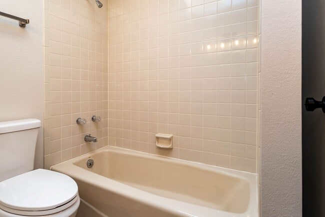 Building Photo - Beautiful Townhome in Central Colorado Springs!