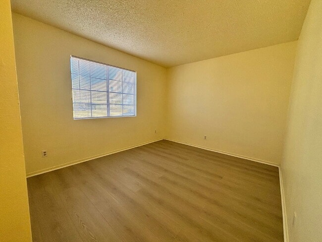 Building Photo - Updated Downstairs 2 Bed | 1 Bath Apartment – Move-In Ready