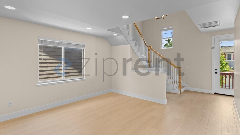 Building Photo - Unit