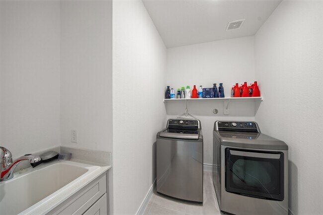 Building Photo - 14506 Clementine Hall Dr