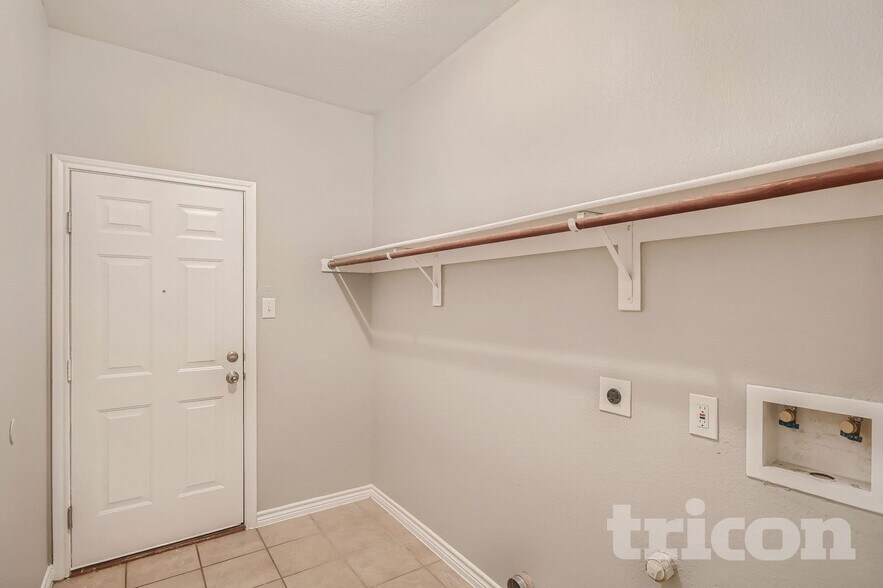 Building Photo - 2710 Hawthorne Dr