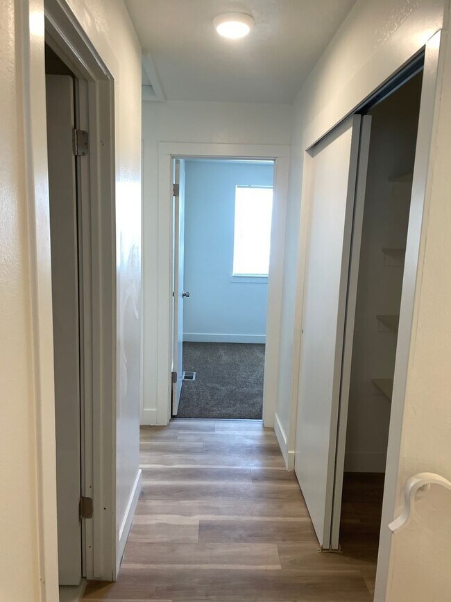 Building Photo - Twin Home with a 3-bedroom 1.5 Bath and Fenced Backyard