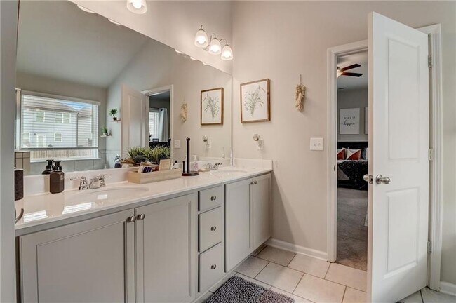 Building Photo - 7246 Gladstone Cir
