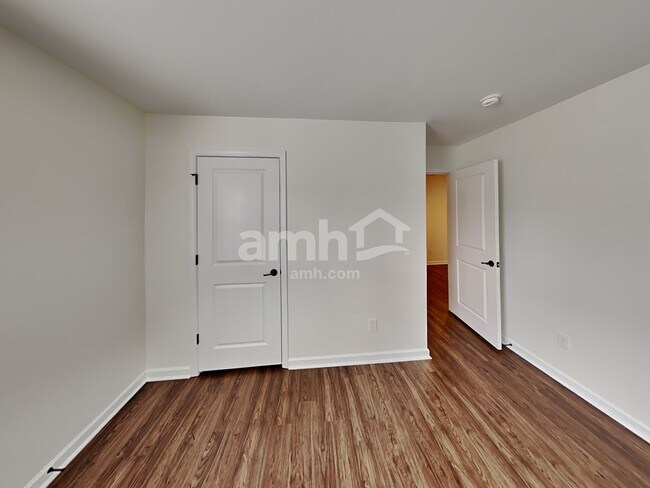 Building Photo - 2215 Ambergate Dr