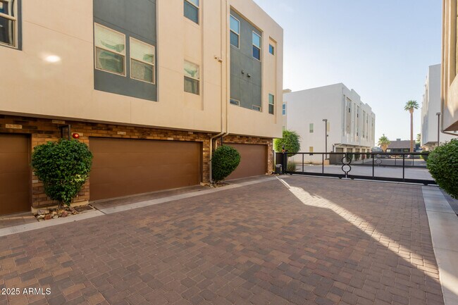 Building Photo - 820 N 8th Ave