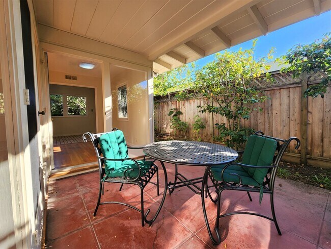 Building Photo - Charming three-bedroom, two-bath home in Midtown Palo Alto.