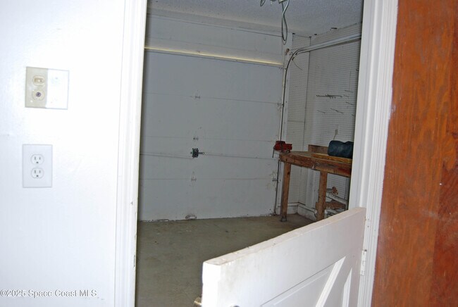 Building Photo - 867 Huntington St NE