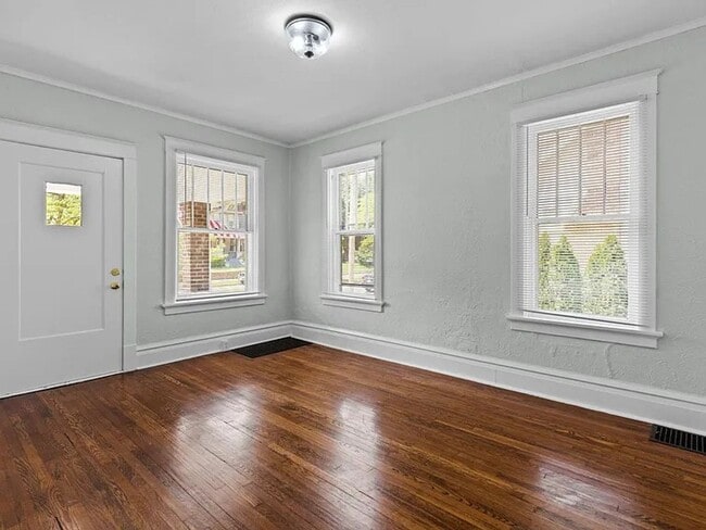 Building Photo - 2 bed 1 bath Maplewood home for Lease