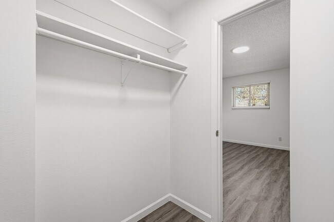 Building Photo - 4 bedroom / 2 bath / Beautifully Updated