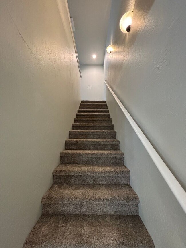 Building Photo - 6920-2t - 4738-4740 Gebhard