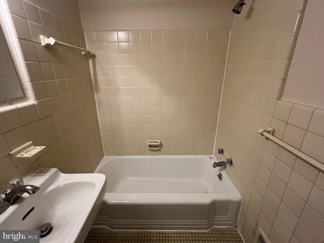 Building Photo - 10624 Kenilworth Ave