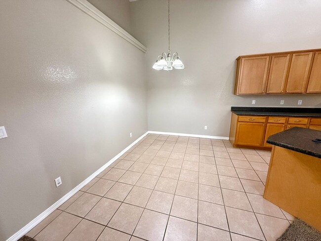 Building Photo - Great 3 Bedroom Duplex near the Kingman Hospital!