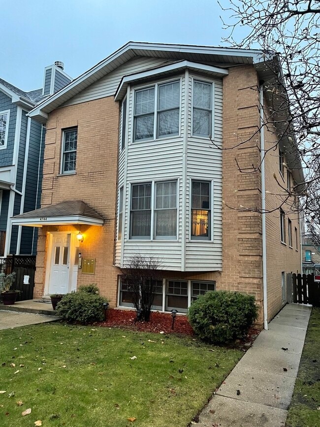 Building Photo - 4744 N Hermitage Ave