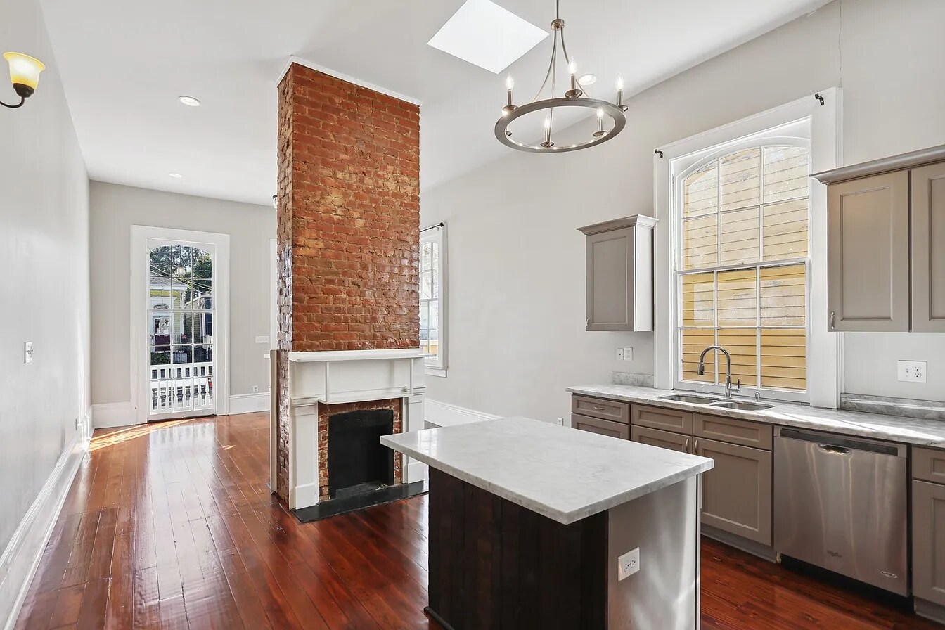 Building Photo - 2823 Baronne St