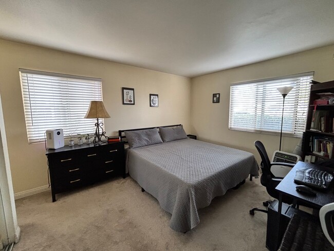 Building Photo - 2 Bedrooms 2 full bathrooms condo in San D...