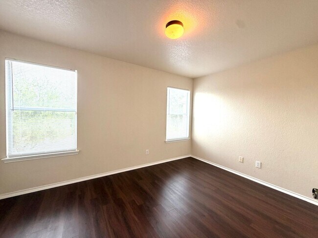 Building Photo - Lovely 3 Bedroom 2.5 Bath with easy access to shopping, schools, I-1604, I-410, Hwy 151, SeaWorld...