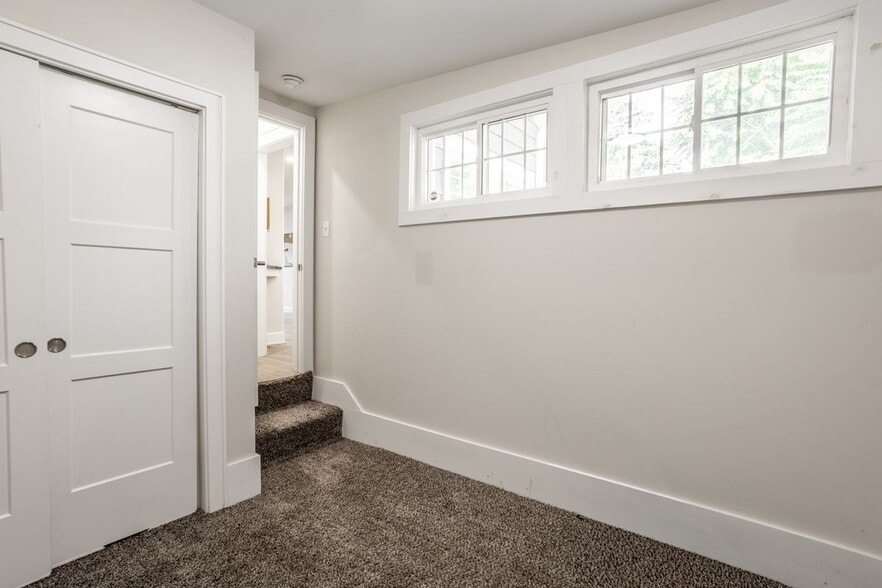 Building Photo - 818 E 50th St