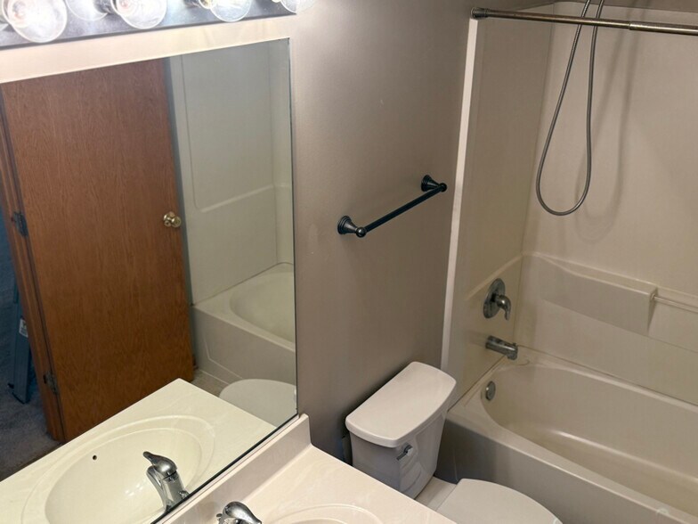 Building Photo - 611 Arbor Cir