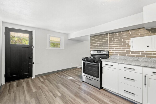 Building Photo - 133 Glenmore Ave