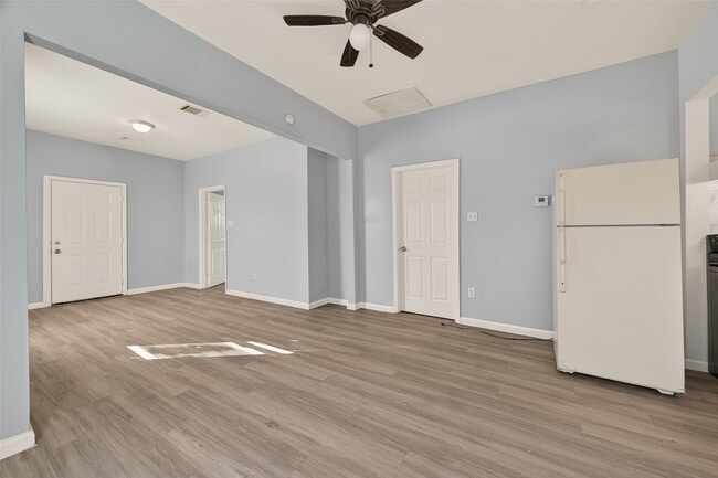 Building Photo - 8211 Parnell St