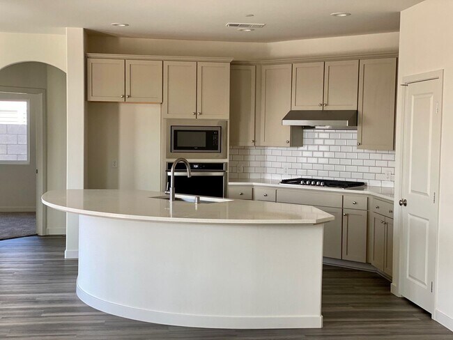 Building Photo - Stunning 4 Bed/3 Bath Belcourt Seven Oaks Home w/ $0 Deposit Option & More