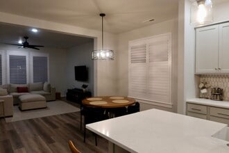 Building Photo - 8884 W Hill Rd Pkwy