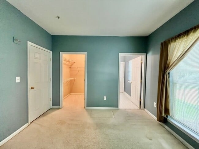 Building Photo - Beautiful 3 BR 2 FB condo with its own garage and driveway