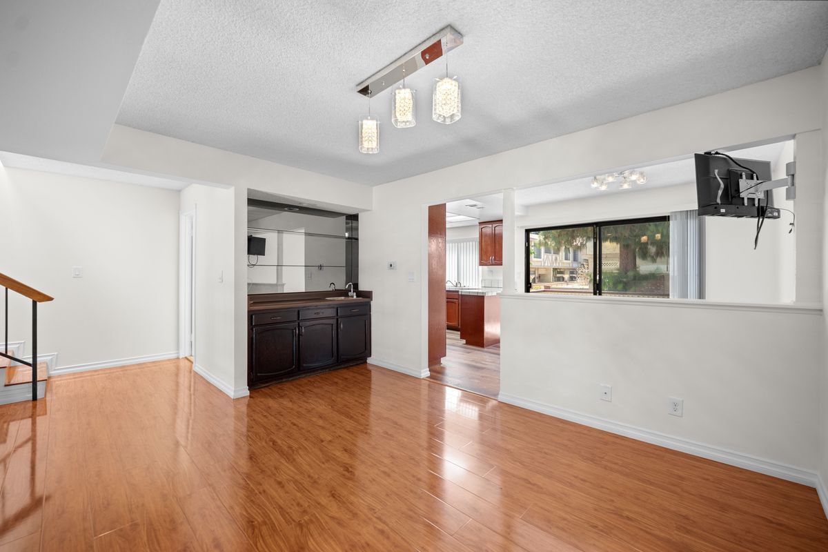 Building Photo - 7100 Balboa Blvd
