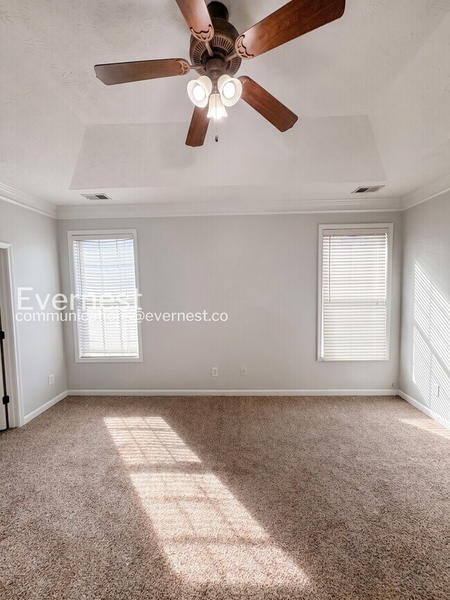 Building Photo - Limited Time Special Offer / 4 Bed, 2 Bath Home with Garage / Pet-Friendly / Available Now!