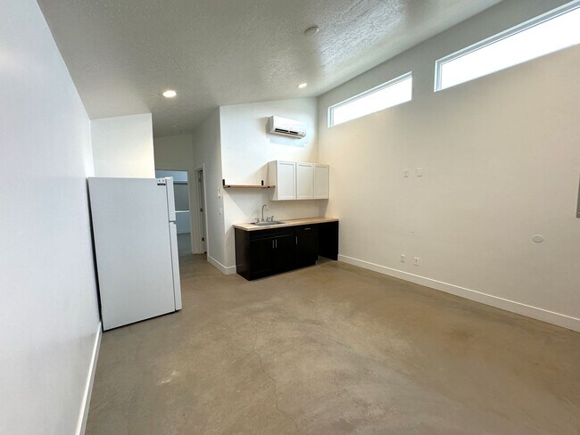 Building Photo - 840 N Maple St