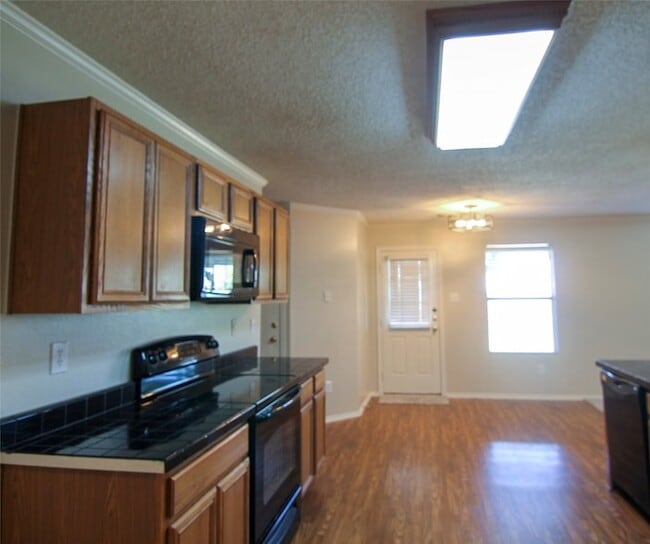 Building Photo - 1460 Stewart Dr