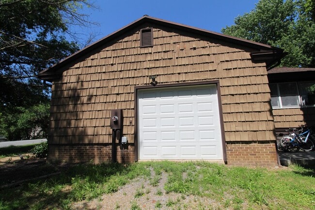 Building Photo - Bright & Spacious 2-Bedroom Home in Massanutten