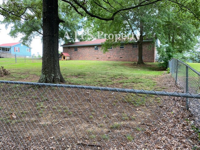 Building Photo - 583 S Holcomb Rd SW