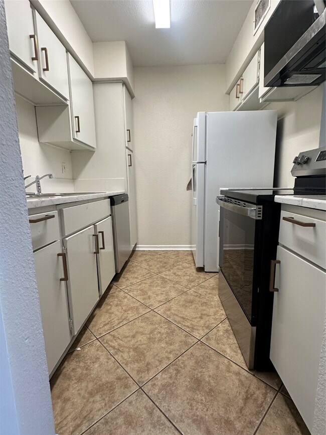 Building Photo - 8421 Hearth Dr