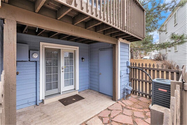 Building Photo - 3 Bedroom 2 Bathroom End Unit Townhome!