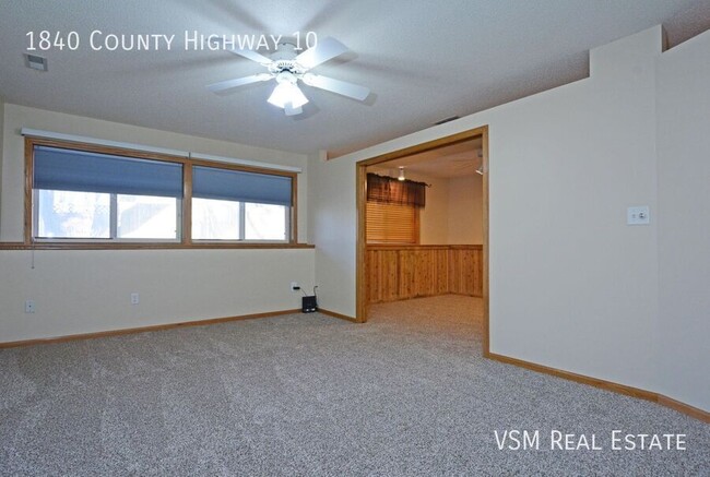 Building Photo - AVAILABLE NOW! Spacious 2 Bed, 2 Bath Town...