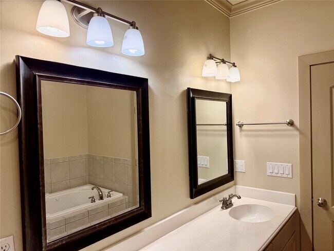 Building Photo - 953 Yale St