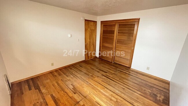 Building Photo - Beautiful 4 BD | 2 BA Corner Lot Home - Mi...