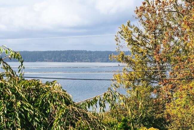 Building Photo - Normandy Park House: Picturesque Views, Sp...