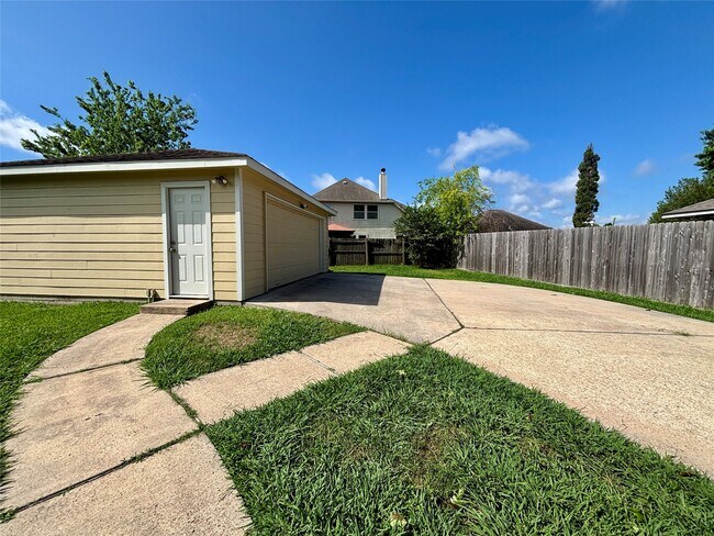 Building Photo - 13019 Skyline Dr