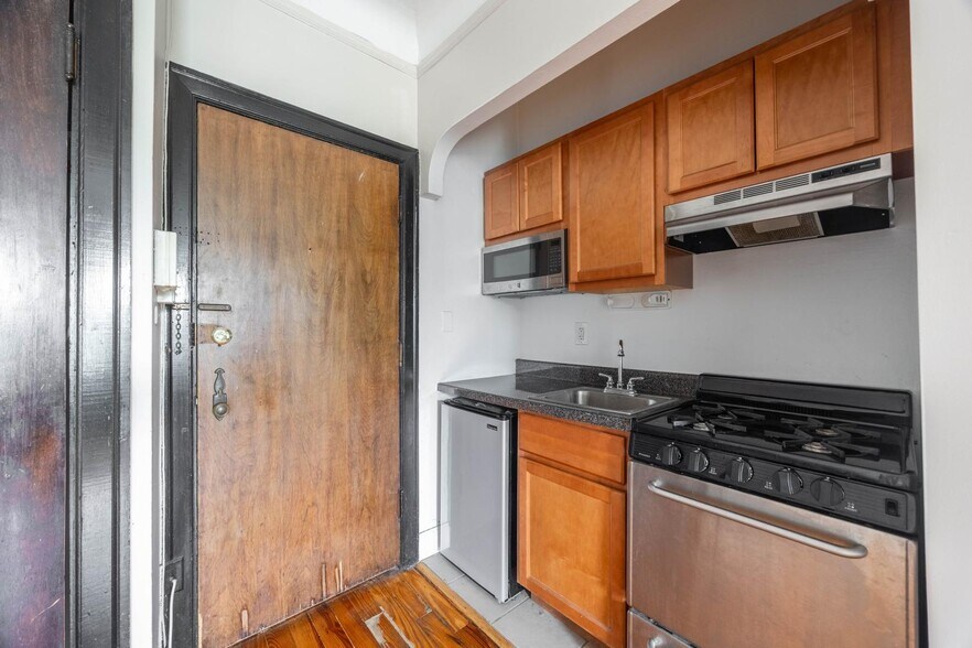 Building Photo - 948 W Cuyler Ave