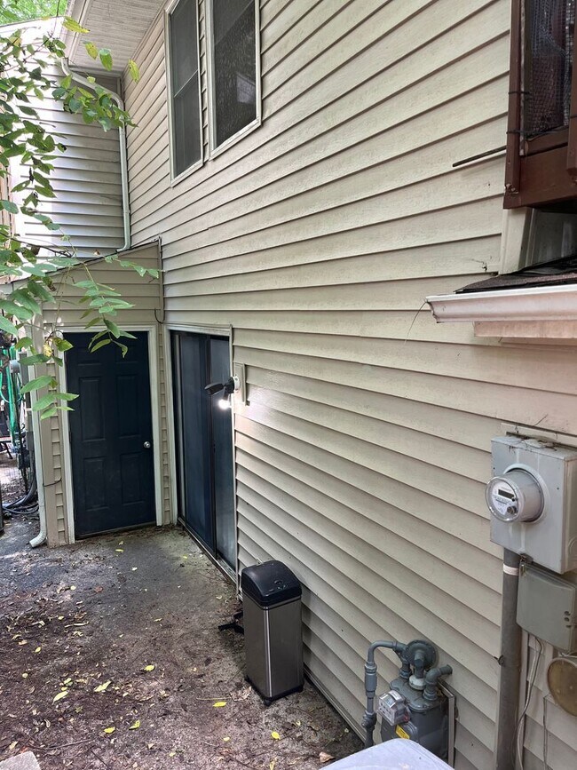 Building Photo - Renovated Townhome Near UNC, Downtown, fle...