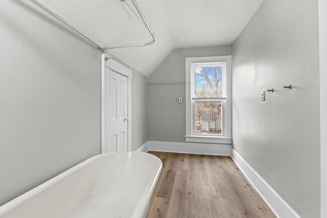 Building Photo - 506 E Parkway Ave