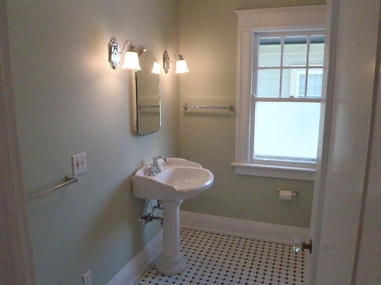 Upstairs bathroom - 923 Harvard St