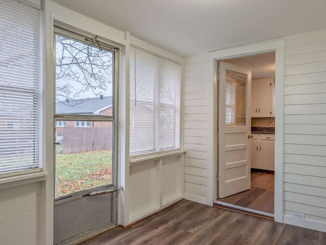 Building Photo - 112 Moore St